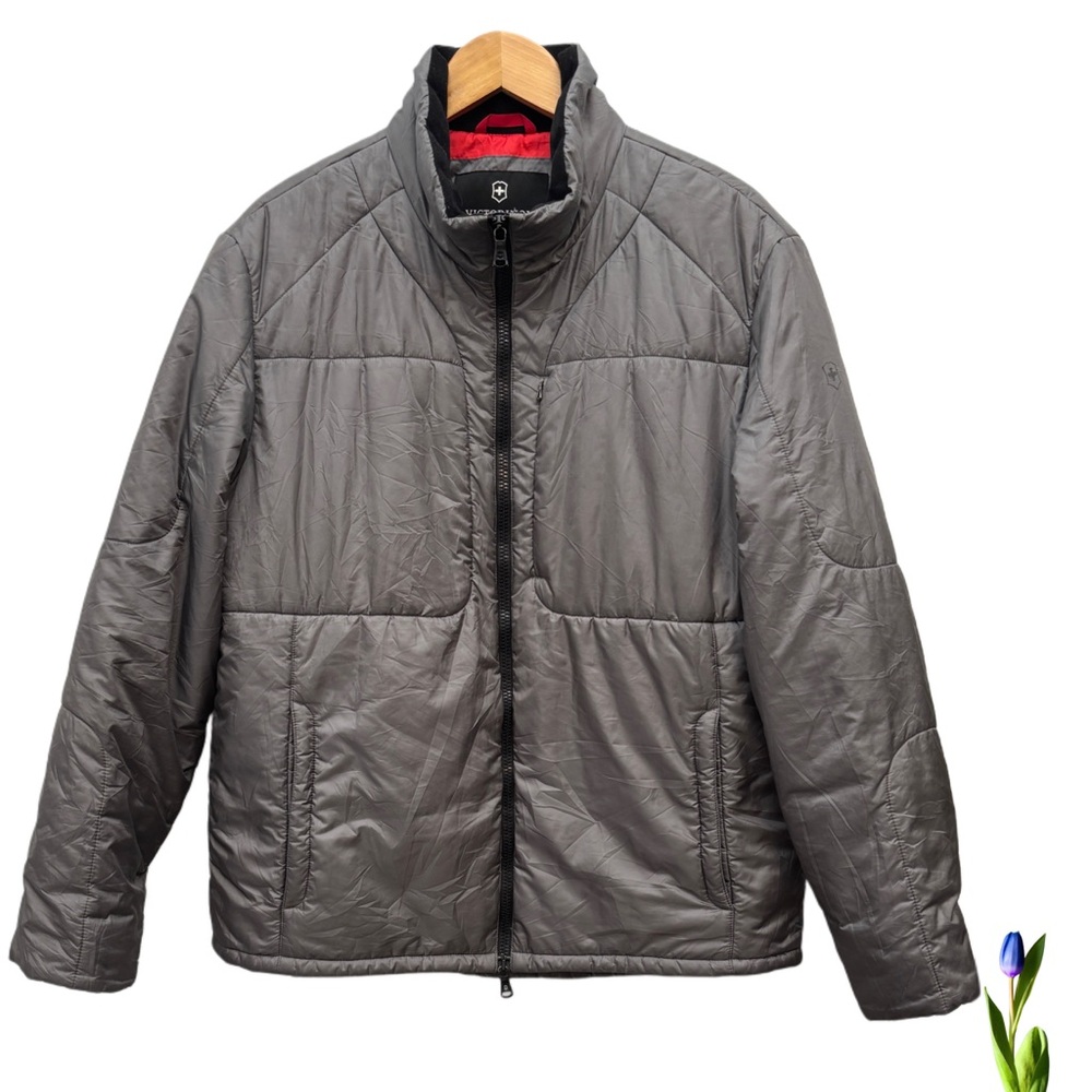 Victorinox by Swiss army puffer jacket size XL
Silver gray